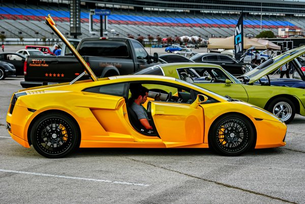 Comment choisir et installer un système d'éclairage intérieur pour un look moderne dans votre voiture ?