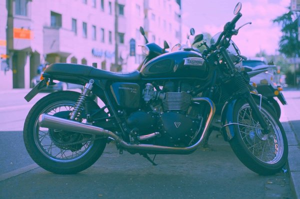 Quels sont les accessoires indispensables pour une moto de type café racer ?