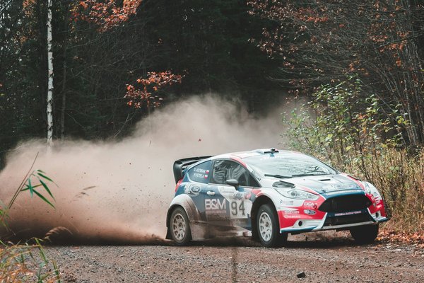 Comment choisir des pneus performants pour une voiture de rallye?
